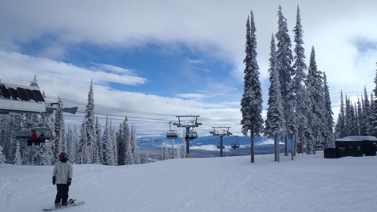 The Burfield Hotell Sun Peaks Exteriör bild