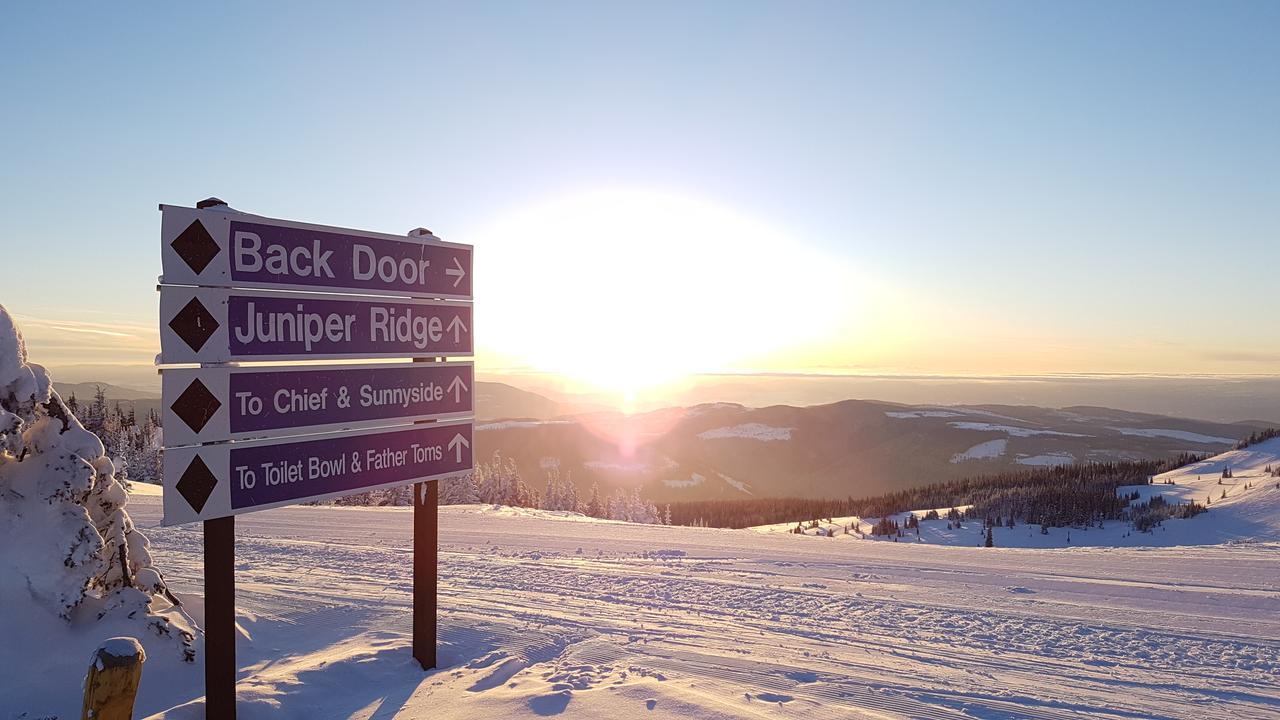 The Burfield Hotell Sun Peaks Exteriör bild