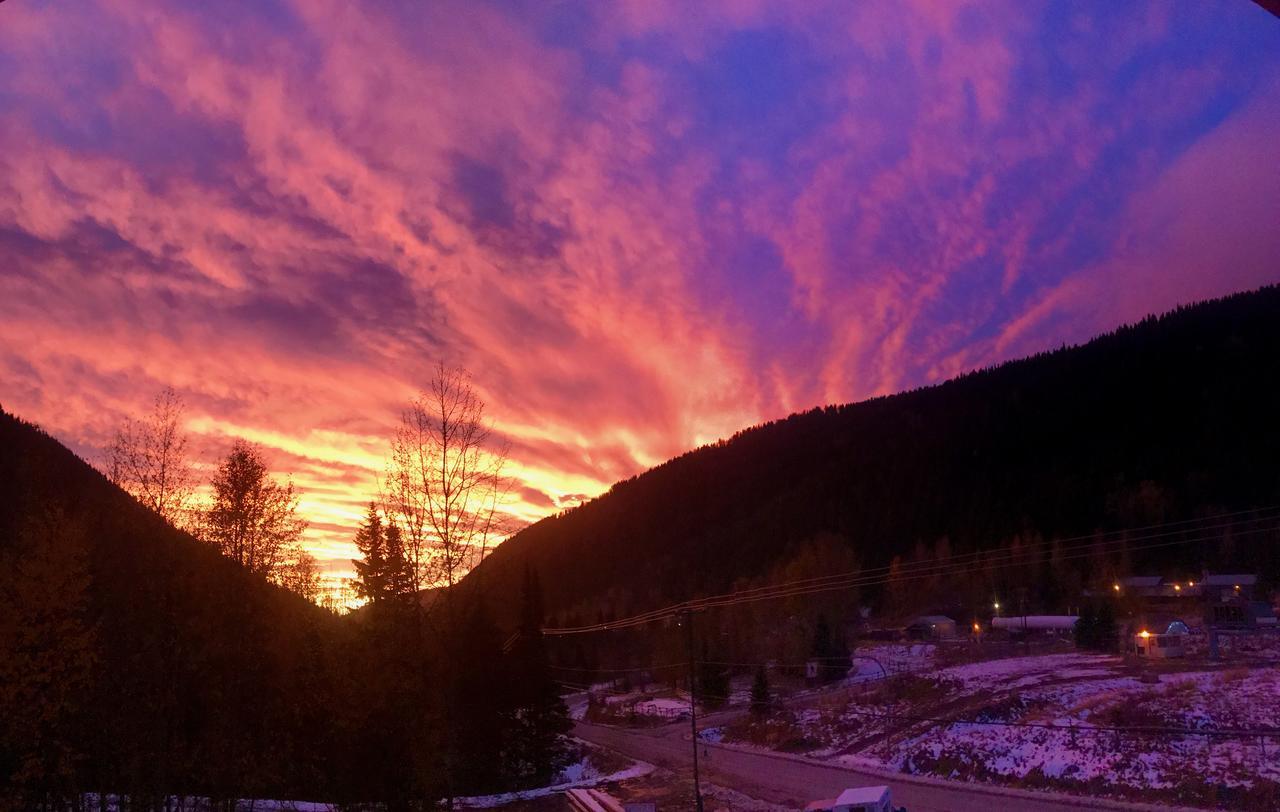 The Burfield Hotell Sun Peaks Exteriör bild