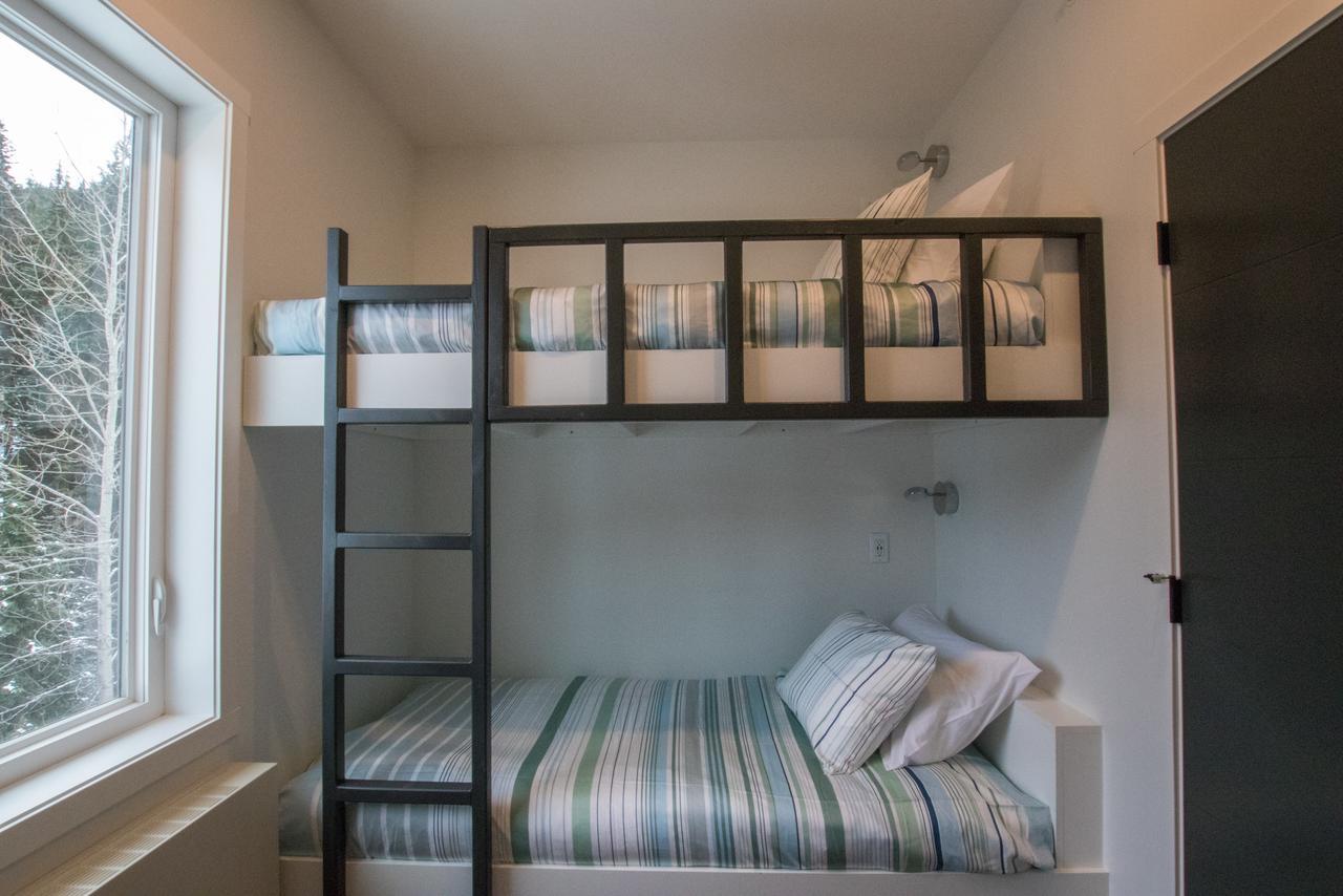 The Burfield Hotell Sun Peaks Exteriör bild