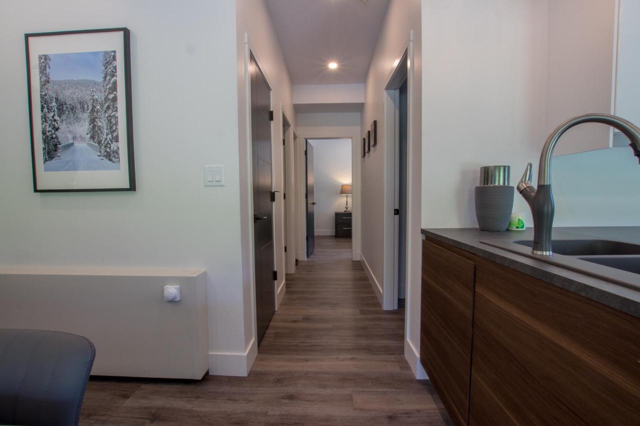 The Burfield Hotell Sun Peaks Exteriör bild