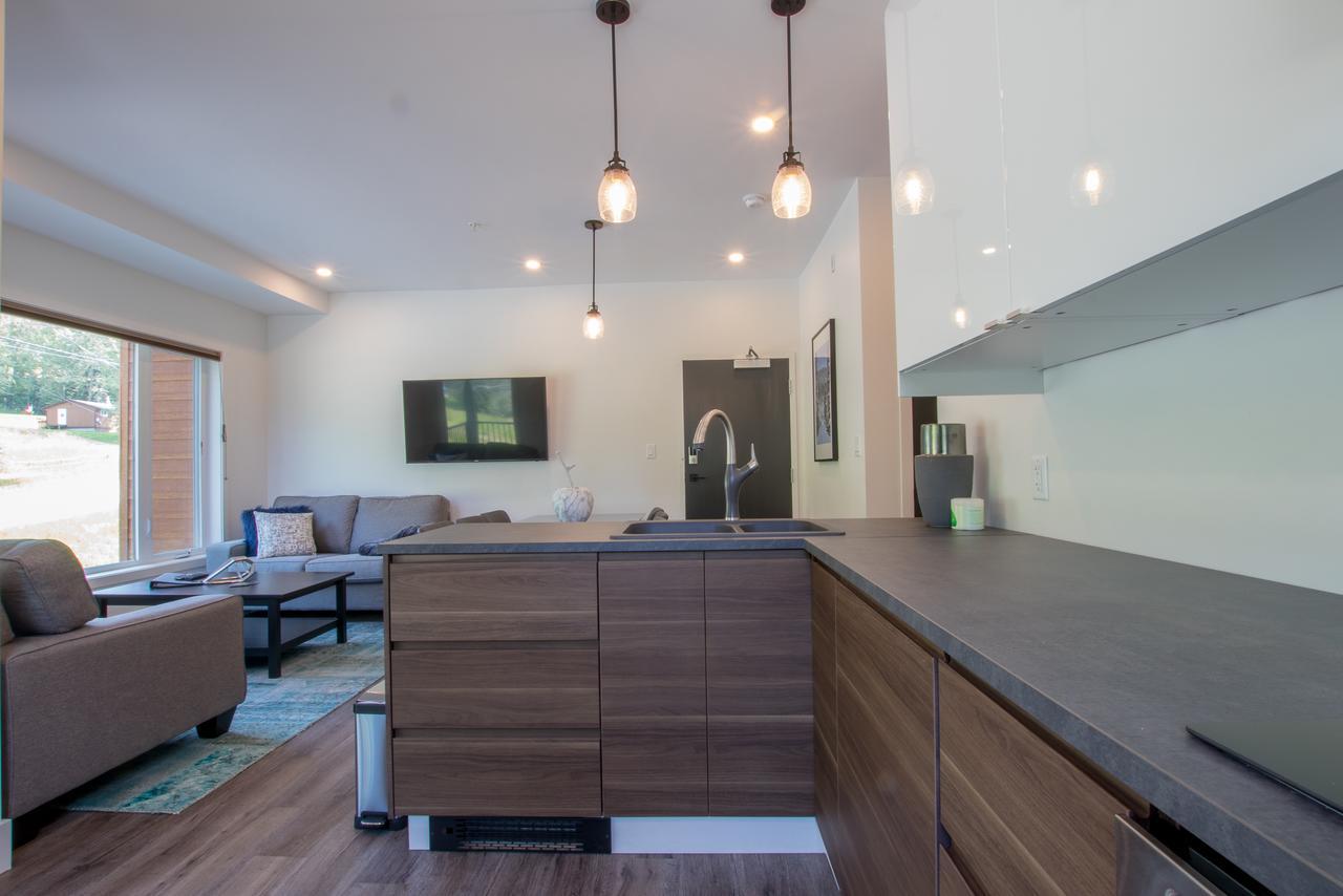 The Burfield Hotell Sun Peaks Exteriör bild