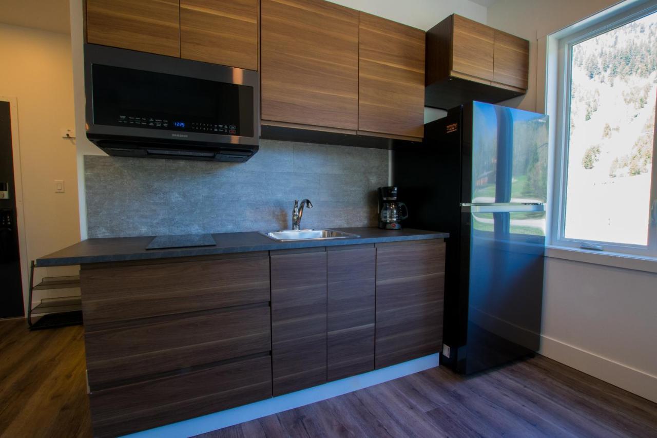 The Burfield Hotell Sun Peaks Exteriör bild