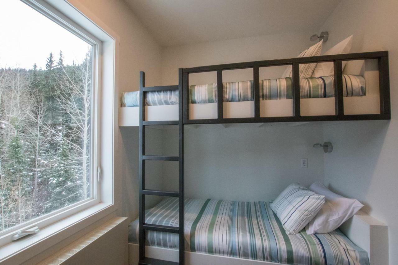 The Burfield Hotell Sun Peaks Exteriör bild